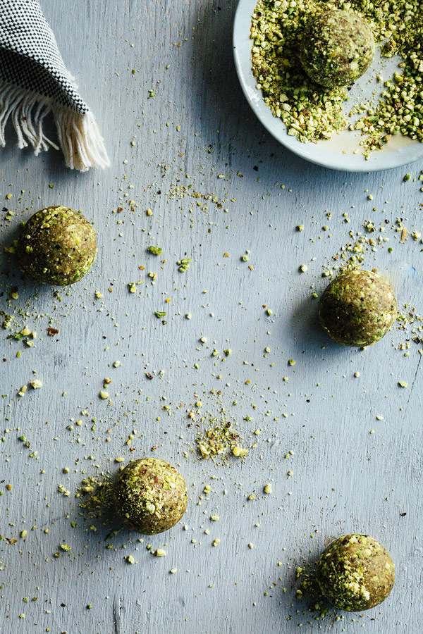 With the sweetness and spice of traditional baklava, these raw baklava balls are a healthier and easier way to get your baklava fix. Sweet, sticky and yum.