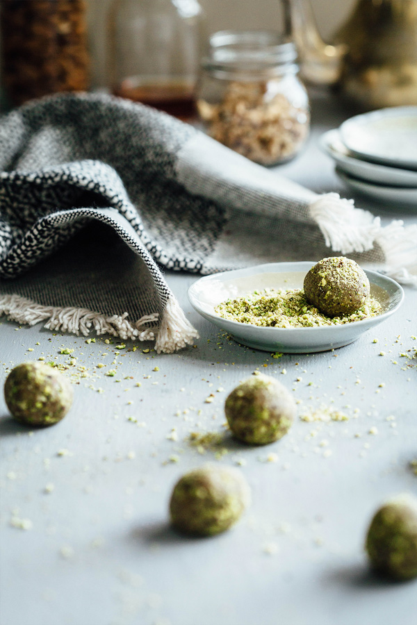 With the sweetness and spice of traditional baklava, these raw baklava balls are a healthier and easier way to get your baklava fix. Sweet, sticky and yum.