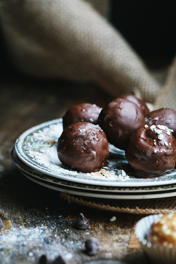 This raw caramel fudge truffles recipe swaps out the junk found in most commercial chocolate bars for sticky, sweet dates, cashew butter and millet crisps.