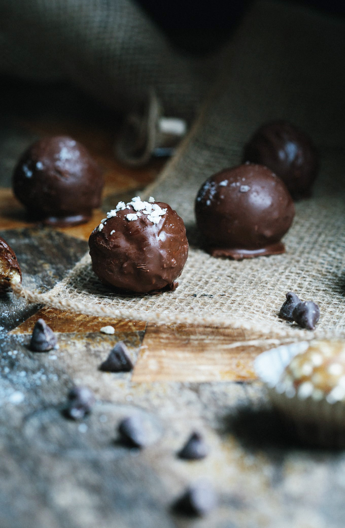 This raw caramel fudge truffles recipe swaps out the junk found in most commercial chocolate bars for sticky, sweet dates, cashew butter and millet crisps.