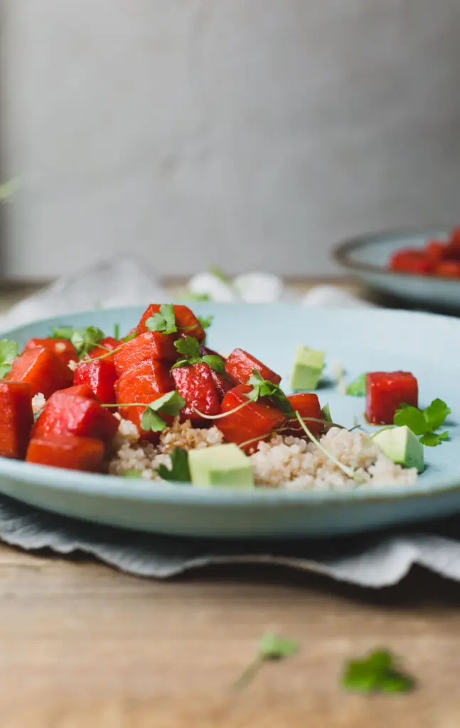 This vegan sesame miso watermelon poke is an effortless combination of sweet watermelon and umami loaded sesame and miso | vegan poke