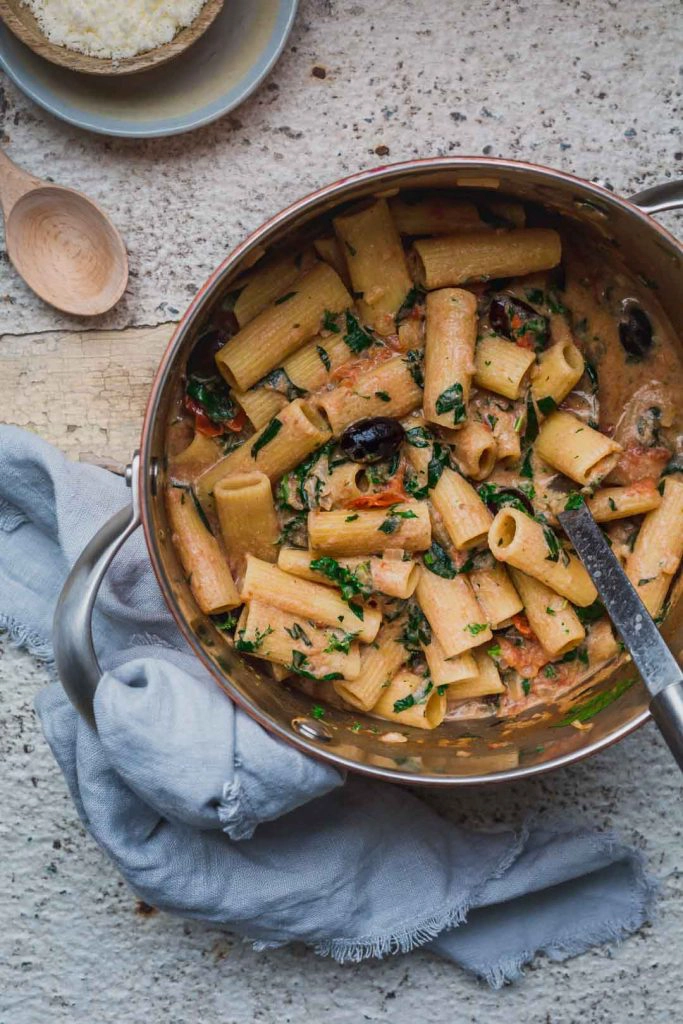 A large pot of freshly cooked 1-pot creamy tomato vegan pasta