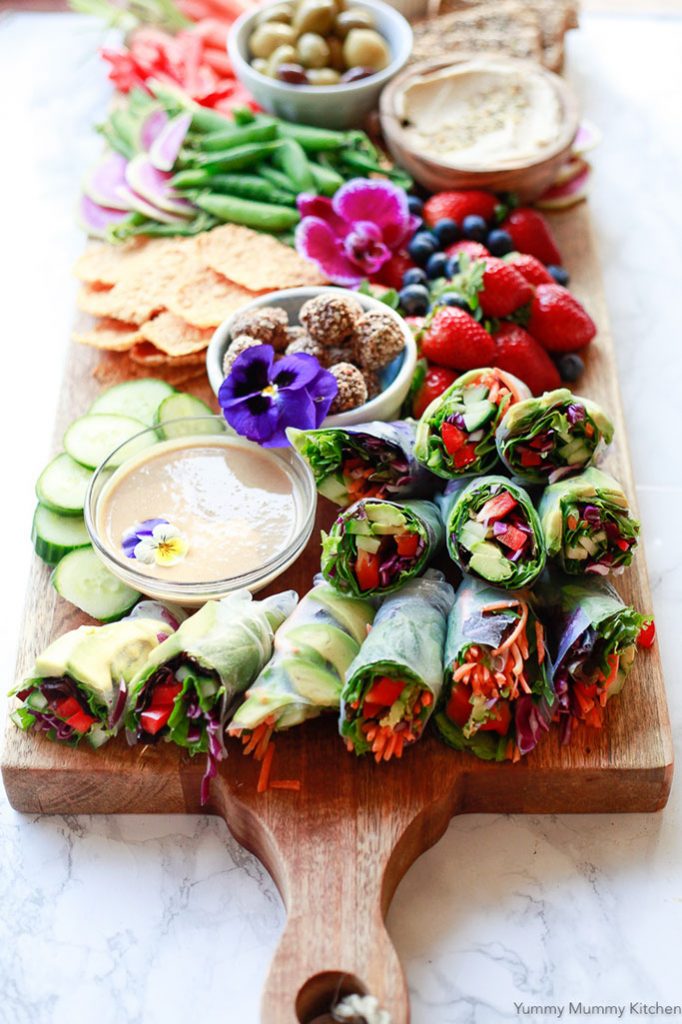 Fresh vegetable rice paper rolls with dipping sauce. 