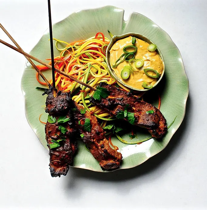 Satay seitan on sticks with peanut sauce. 