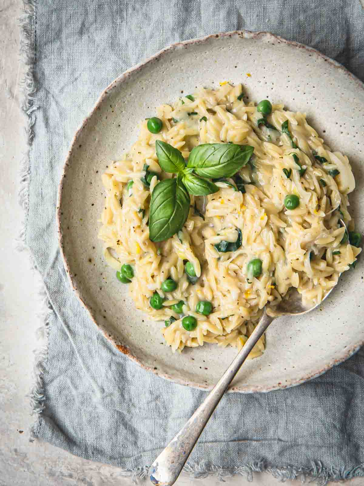 Zitrone Orzo in einer Schüssel mit Basilikum.