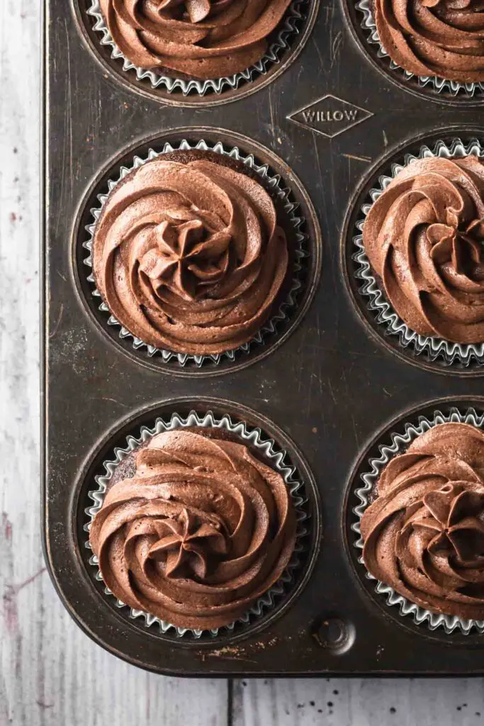 Close cropped image of chocolate buttercream on cupcakes