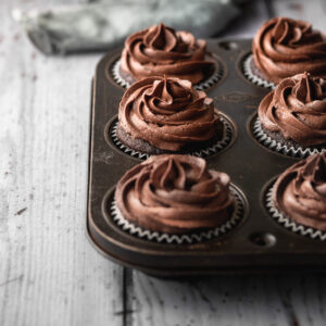 Een schaal chocoladecupcakes in een vintage bakvorm