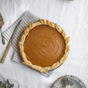 Overhead image of a pie sitting on a table.