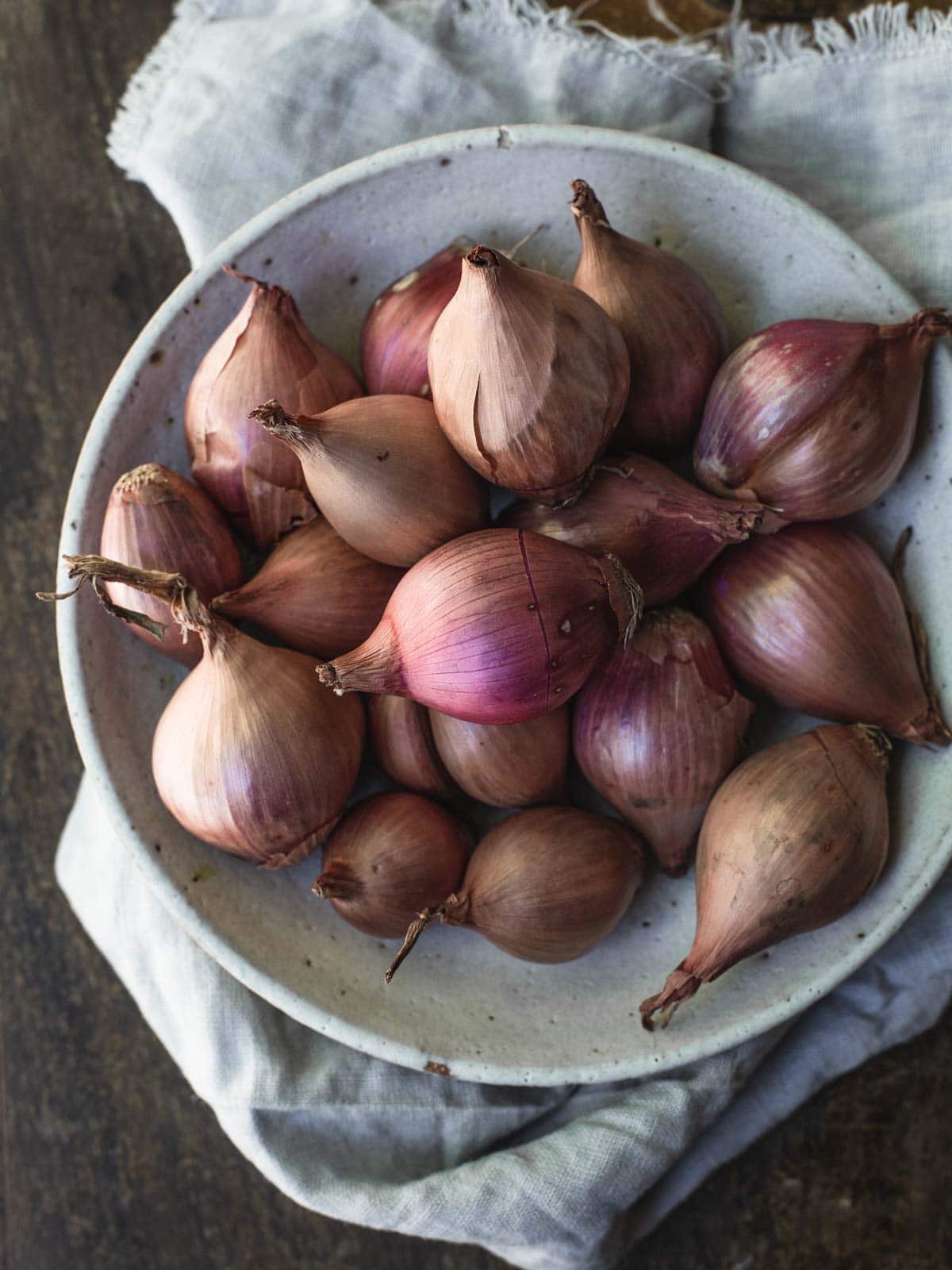 A bowl of French shallots.
